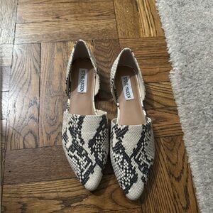 Steve Madden Black and Cream Flats with Ornate Design